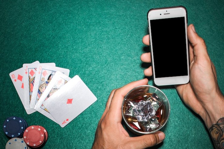 Pengguna mengakses hiburan digital menggunakan smartphone dengan mudah